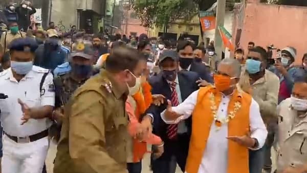 দিলীপ ঘোষের সঙ্গে পুলিশের তর্কাতর্কি দিলীপ ঘোষের সঙ্গে পুলিশের তর্কাতর্কি