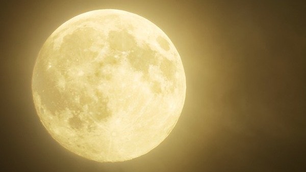 নকল এই চাঁদ মোটামুটি দুই ফুটের হবে