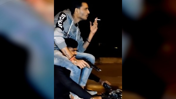 হাতে পিস্তল নিয়ে বাইক স্টান্ট, গুজরাতে গ্রেফতার দুই যুবক হাতে পিস্তল নিয়ে বাইক স্টান্ট, গুজরাতে গ্রেফতার দুই যুবক