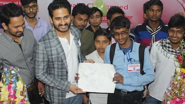 হিরণ আছে উন্নয়নের পক্ষে, জল্পনা 