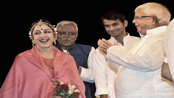 লালু যাদব হেমা মালিনীর তুলনা টেনেছিলেন লালু যাদব হেমা মালিনীর তুলনা টেনেছিলেন