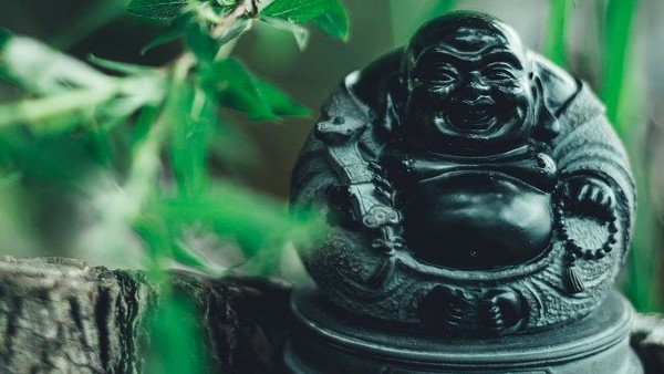 লাফিং বুদ্ধ বাড়িতে রাখুন লাফিং বুদ্ধ বাড়িতে রাখুন