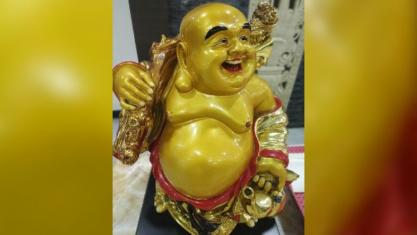  উ লু ধারণ করা লাফিং বুদ্ধ পূর্ব দিশায় রাখুন