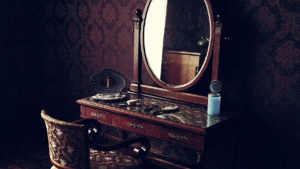 আয়না ভাঙার ইঙ্গিত