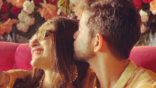 বুধবার গায়ে হলুদ ও মেহেন্দির অনুষ্ঠান হয় বুধবার গায়ে হলুদ ও মেহেন্দির অনুষ্ঠান হয়