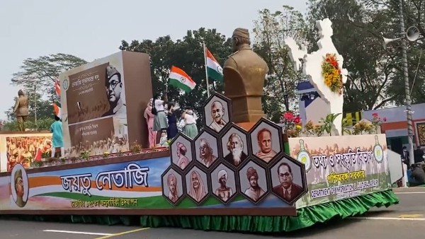 রেড রোডে কেন্দ্রের বাতিল নেতাজি ট্যাবলো! রাজ্যপালের উপস্থতিতে মাল্যদান মমতার রেড রোডে কেন্দ্রের বাতিল নেতাজি ট্যাবলো! রাজ্যপালের উপস্থতিতে মাল্যদান মমতার