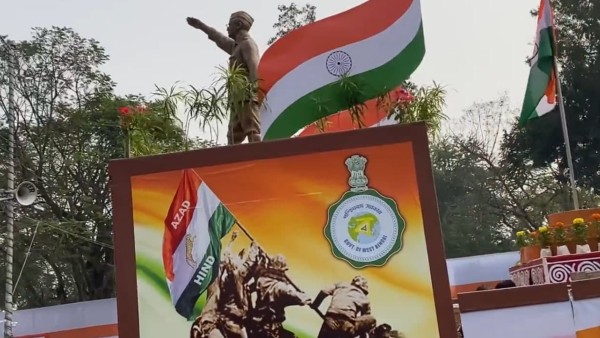 রেড রোডে কেন্দ্রের বাতিল নেতাজি ট্যাবলো! রাজ্যপালের উপস্থতিতে মাল্যদান মমতার রেড রোডে কেন্দ্রের বাতিল নেতাজি ট্যাবলো! রাজ্যপালের উপস্থতিতে মাল্যদান মমতার