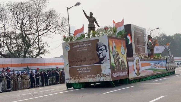 রেড রোডে কেন্দ্রের বাতিল নেতাজি ট্যাবলো! রাজ্যপালের উপস্থতিতে মাল্যদান মমতার রেড রোডে কেন্দ্রের বাতিল নেতাজি ট্যাবলো! রাজ্যপালের উপস্থতিতে মাল্যদান মমতার