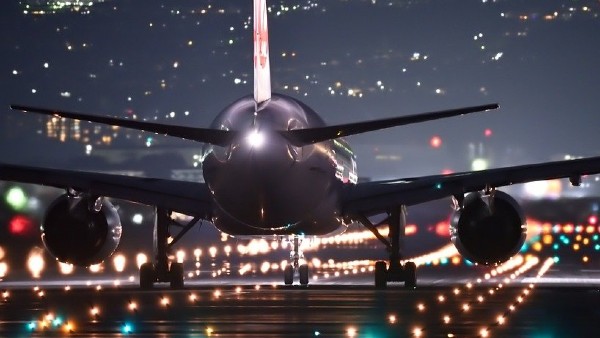 বিমানের চাকায় ঝুলে দীর্ঘ পথ অতিক্রম করার পরও বেঁচে যাত্রী