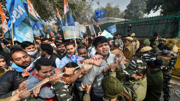  উত্তেজনা ছড়ায় বিহার ও উত্তরপ্রদেশে