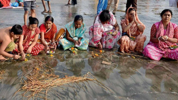 এদিন পবিত্র নদীতে স্নান করেন ভক্তরা এদিন পবিত্র নদীতে স্নান করেন ভক্তরা