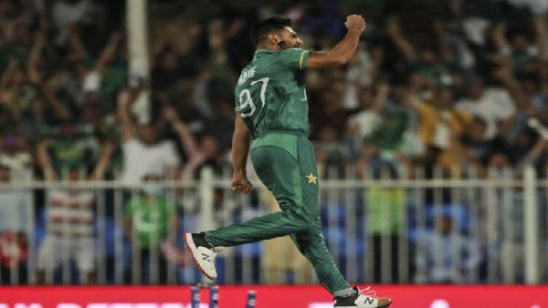 মহেন্দ্র সিং ধোনিকে ধন্যবাদ পাকিস্তানের পেসারের! কারণটা কী?