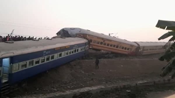 যাত্রীরা জানালেন বিভীষিকাময় অভিজ্ঞতা যাত্রীরা জানালেন বিভীষিকাময় অভিজ্ঞতা