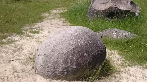 মানুষের মতো আকারও হয় পাথরটির