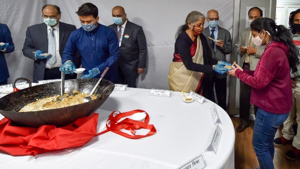 বাজেটেকে মিষ্টি করে তোলার জন্যই এই হালুয়া সেরিমনি বাজেটেকে মিষ্টি করে তোলার জন্যই এই হালুয়া সেরিমনি