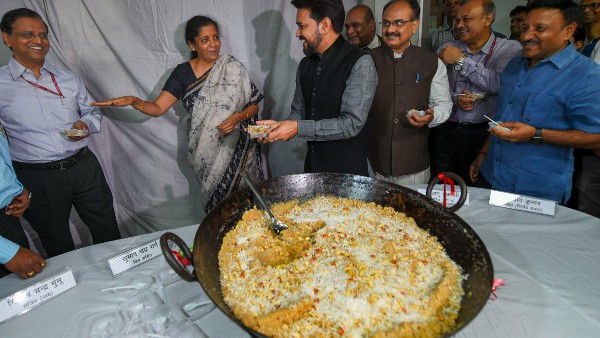 হালুয়া তৈরি হয় বিশাল বড় কড়াইতে হালুয়া তৈরি হয় বিশাল বড় কড়াইতে