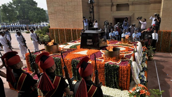 বীরদের নামের সঙ্গে অমর জ্যোতি বীরদের নামের সঙ্গে অমর জ্যোতি