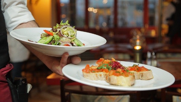 এভাবে খাবার খেতে নেই