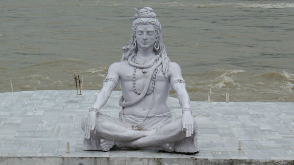  শিবলিঙ্গে জল ঢালুন