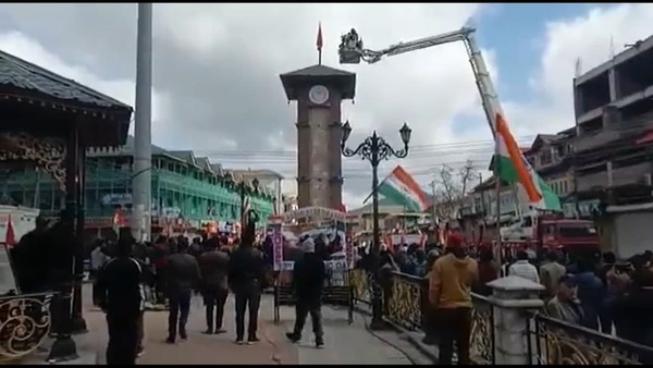 ক্রেনের সাহায্যে ক্লক টাওয়ারে জাতীয় পতাকা ক্রেনের সাহায্যে ক্লক টাওয়ারে জাতীয় পতাকা