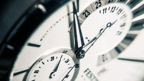 বন্ধ ঘড়ি দেখা