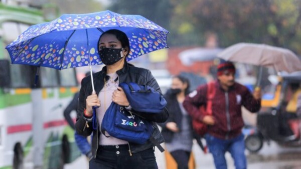 রয়েছে একটি ঘূর্ণাবর্ত। রয়েছে একটি ঘূর্ণাবর্ত।