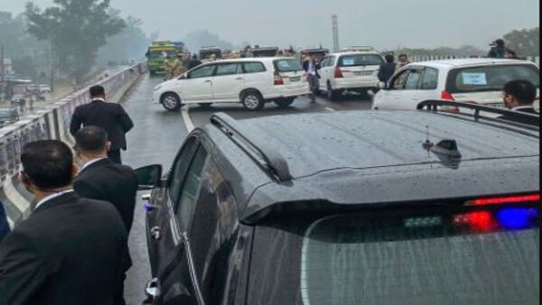 সভারস্থল থেকে ১০ কিমি দূরত্বে বিক্ষোভে আটকে পড়ে কনভয়