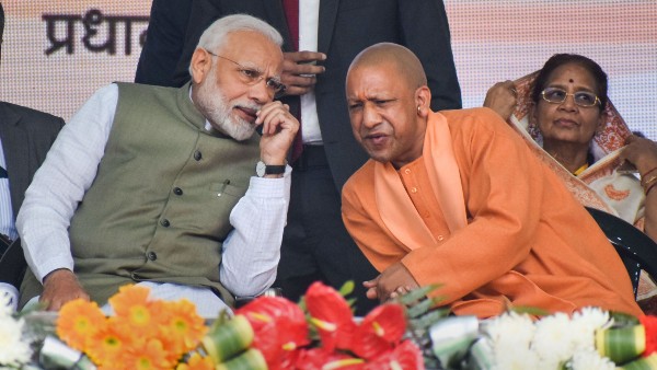 উত্তরপ্রদেশ ভোটের মুখে মোদী-যোগীর ছবি দেওয়া শাড়ি তৈরি হচ্ছে বিতরণের জন্য উত্তরপ্রদেশ ভোটের মুখে মোদী-যোগীর ছবি দেওয়া শাড়ি তৈরি হচ্ছে বিতরণের জন্য