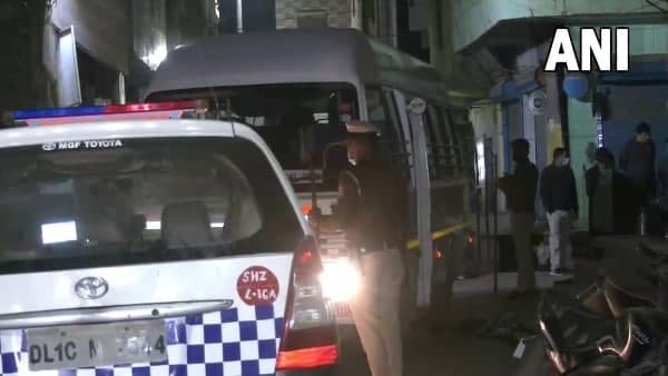 বাড়ি থেকে মিলল ব্যাগ ভর্তি IED বাড়ি থেকে মিলল ব্যাগ ভর্তি IED