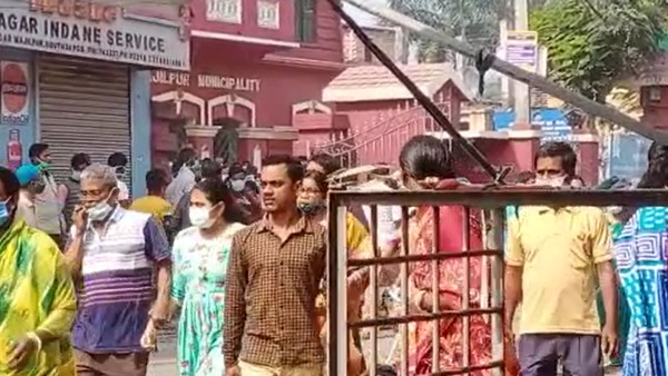 সকালেই কংগ্রেসের প্রার্থীকে বুথ থেকে বের করে দেওয়ার অভিযোগ সকালেই কংগ্রেসের প্রার্থীকে বুথ থেকে বের করে দেওয়ার অভিযোগ