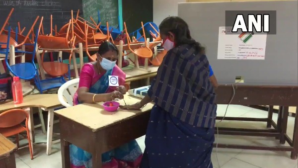 লড়াই ডিএমকে এবং এআইএডিএমকের মধ্যে