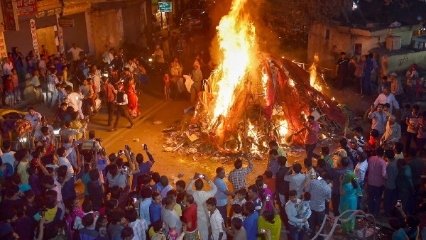 হোলিকা দহন শুরু হোলিকা দহন শুরু
