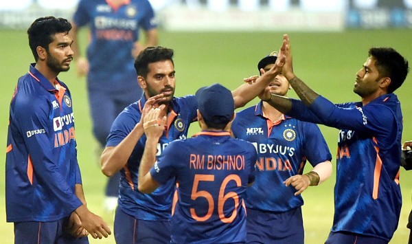 India vs Sri Lanka: চোট সমস্যায় জর্জরিত দুই দলেই নতুন মোড়কে মাঠে নামছে সিরিজের প্রথম টি-২০ ম্যাচে India vs Sri Lanka: চোট সমস্যায় জর্জরিত দুই দলেই নতুন মোড়কে মাঠে নামছে সিরিজের প্রথম টি-২০ ম্যাচে