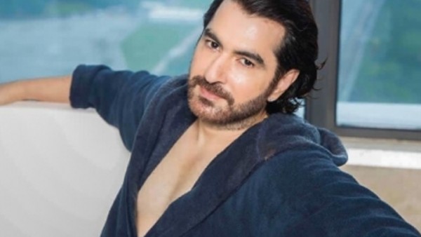 পর্দায় করোনার কোপ