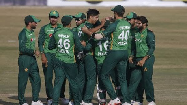 পাকিস্তানের পেসার মহম্মদ হাসনাইন আপাতত আন্তর্জাতিক ক্রিকেটে বোলিং করতে পারবেন না। তাঁর অবৈধ বোলিং অ্যাকশনের জন্যই এই নিষেধাজ্ঞা জারি হয়েছে। গত মাসে বিগ ব্যাশে তাঁর সন্দেহজনক বোলিং অ্যাকশন নিয়ে প্রশ্ন উঠেছিল, আপত্তি জানান আম্পায়াররা। তারপরই দেশে ফিরে পাকিস্তান সুপার লিগে অংশ নেন হাসনাইন। কোয়েট্টা গ্ল্যাডিয়েটরসের হয়ে তিনটি ম্যাচ খেললেও গতকালের ম্যাচে তাঁকে বসিয়ে দেওয়া হয়। সিডনি থান্ডারের হয়ে এবারের বিগ ব্যাশে তিনি পাঁচটি ম্যাচ খেলেছিলেন। গত মাসে আইসিসি অনুমোদিত লাহোর ইউনিভার্সিটি অব ম্যানেজমেন্ট সায়ান্সেজের বায়োমেকানিক্স ল্যাবরেটরিতে তাঁর বোলিং অ্যাকশন পরীক্ষা করা হয়। সেই রিপোর্টের ভিত্তিতেই আপাতত হাসনাইনের আন্তর্জাতিক ক্রিকেটে বোলিংয়ে নিষেধাজ্ঞা জারি হয়েছে। পাকিস্তান ক্রিকেট বোর্ডের তরফে জানানো হয়েছে, পিসিবি ক্রিকেট অস্ট্রেলিয়ার কাছ থেকে হাসনাইনের অ্যাসেসমেন্ট টেস্টের রিপোর্ট পেয়েছে। গুড লেংথ ও ফুল লেংথ ডেলিভারি, স্লো বাউন্সার ও বাউন্সারের ক্ষেত্রে হাসনাইনের বোলিং অ্যাকশন কনুইয়ের বিস্তৃতি সংক্রান্ত যে ১৫ ডিগ্রির সীমারেখা রয়েছে তা বেশিরভাগ ক্ষেত্রেই অতিক্রম করছে। পাকিস্তান ক্রিকেট বোর্ডের তরফে আরও জানানো হয়েছে, ২১ বছরের এই পেসারের বোলিং অ্যাকশনের ত্রুটি মিটিয়ে ফেলা সম্ভব হবে বলে আশ্বস্ত করেছেন বোলিং বিশেষজ্ঞরা। হাসনাইনের জন্য একজন বোলিং পরামর্শদাতা নিয়োগেরও সিদ্ধান্ত নিয়েছে পিসিবি। যাতে দ্রুত নিজের বোলিং অ্যাকশনের ত্রুটি মিটিয়ে ফের পরীক্ষা দেওয়ার জন্য প্রস্তুত হতে পারেন হাসনাইন। বিগ ব্যাশে বোলিং অ্যাকশন নিয়ে প্রশ্ন ওঠার পর সেখানেই তিনি বোলিং অ্যাকশনের পরীক্ষা দিতে পারতেন। কিন্তু পিএসএল খেলবেন বলে দেশে ফিরে গিয়ে পরীক্ষা দেন। আইসিসি-র নিয়ম অনুযায়ী, অবৈধ বোলিং অ্যাকশনের জন্য আন্তর্জাতিক ক্রিকেটে বোলিংয়ে নিষেধাজ্ঞা জারি হলেও ঘরোয়া ক্রিকেটে বোলিং করতে পারবেন হাসনাইন। কিন্তু পিএসএলের গতকালের ম্যাচে হাসনাইনকে বসিয়ে দেওয়া হয়। পিসিবি বিবৃতিতে জানিয়েছে, হাসনাইন পাকিস্তানের একজন সম্পদ এবং খুব কম বোলারের মধ্যে একজন যিনি টানা ঘণ্টায় ১৪৫ কিলোমিটার বেগে বল করতে পারেন। কিন্তু তাঁর ভবিষ্যতের কথা চিন্তা করেই পাকিস্তান ক্রিকেটের স্বার্থে হাসনাইনকে পিএসএল টেকনিক্যাল কমিটির সুপারিশ অনুযায়ী পিএসএলে আপাতত খেলতে দেওয়া হবে না। যাতে তিনি বোলিং পরামর্শদাতার কাছে প্রশিক্ষণ চালিয়ে নিজের বোলিং অ্যাকশনের ত্রুটি দূর করে আন্তর্জাতিক ক্রিকেটে দ্রুত প্রত্যাবর্তন করতে পারেন। ২০১৬ সালে বোলিং অ্যাকশন সন্দেহজনক থাকায় মহম্মদ হাফিজকেও পিএসএলে বোলিং করতে দেয়নি পিসিবি। টি ২০ আন্তর্জাতিকে হাসনাইনের হ্যাটট্রিকও রয়েছে। এবারের পিএসএলে তিনি তিনটি উইকেট নেন। বিগ ব্যাশে সাকিব মাহমুদের পরিবর্ত হিসেবে খেলতে নেমে অ্যাডিলেড স্ট্রাইকারসের বিরুদ্ধে হাসনাইন ২৮ রানে ৩ উইকেট নেন। পাকিস্তানের ৮টি একদিনের আন্তর্জাতিক ও ১৮টি টি ২০ আন্তর্জাতিকে হাসনাইনের যথাক্রমে ১২ ও ১৭টি উইকেট রয়েছে। 