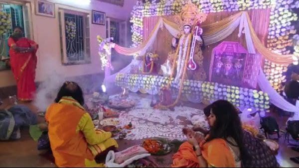 সৌরভের সঙ্গে অঞ্জলি ডোনার শিক্ষার্থীদের সৌরভের সঙ্গে অঞ্জলি ডোনার শিক্ষার্থীদের
