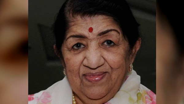 লতার গলায় লকেটে রয়েছেন শ্রীরামকৃষ্ণ ও স্বামীজি লতার গলায় লকেটে রয়েছেন শ্রীরামকৃষ্ণ ও স্বামীজি