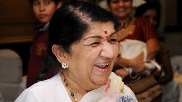 ১৮ বছর বয়সে গায়িকার রেডিও কেনার সামর্থ্য হয়