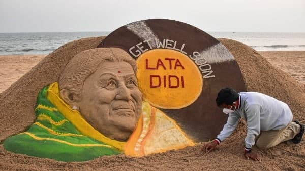  তাঁর কোকিলকণ্ঠীর কণ্ঠে বুঁদ থাকত সকলে