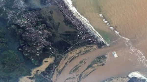 শনিবার গভীর রাতে আছড়ে পড়ে ঘূর্ণিঝড় শনিবার গভীর রাতে আছড়ে পড়ে ঘূর্ণিঝড়