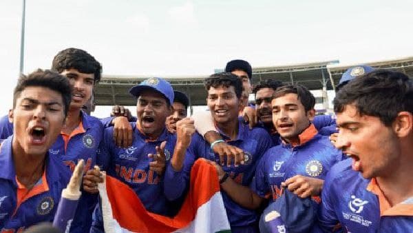 আকর্ষণের মূলে চার আকর্ষণের মূলে চার