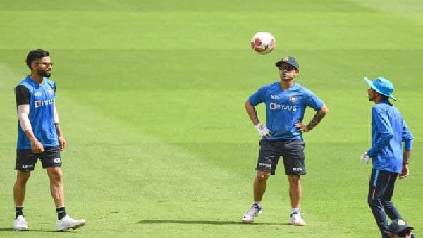 বিরাটের পাশে