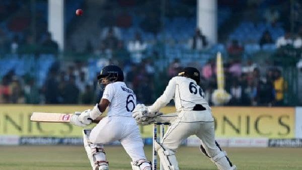 সৌরভের নীরবতায় অবাক