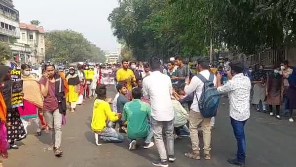 আনিস-কাণ্ডের প্রতিবাদে কলকাতায় আজাদি স্লোগান! মিছিল থেকেই নবান্ন অভিযানের ডাক আনিস-কাণ্ডের প্রতিবাদে কলকাতায় আজাদি স্লোগান! মিছিল থেকেই নবান্ন অভিযানের ডাক