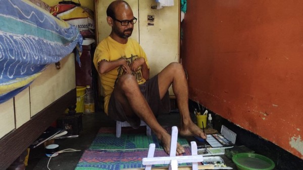 পা-ই প্রতিবাদের হাতিয়ার, ছবি এঁকে অভিনব প্রতিবাদ শিল্পীর 
