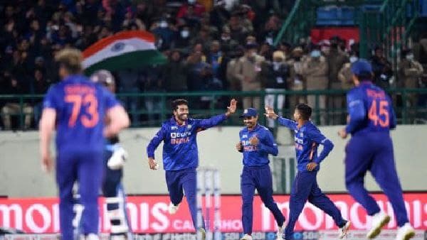 ফের চামিরার শিকার রোহিত, চিন্তায় রাখল ডেথ ওভার ফের চামিরার শিকার রোহিত, চিন্তায় রাখল ডেথ ওভার