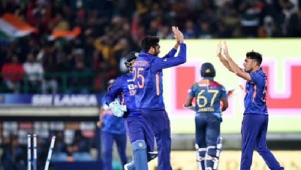 ফের চামিরার শিকার রোহিত, চিন্তায় রাখল ডেথ ওভার ফের চামিরার শিকার রোহিত, চিন্তায় রাখল ডেথ ওভার