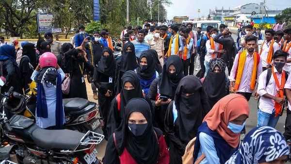 সরকারি কলেজে হিজাব পরা নিয়ে বচসা