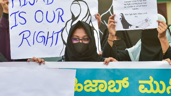 পুনেতেও হিজাব বিক্ষোভ হয় পুনেতেও হিজাব বিক্ষোভ হয়