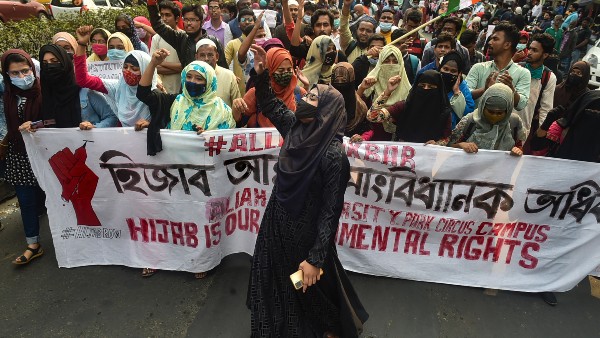 হিজাব বিক্ষোভ হয়পশ্চিমবঙ্গেও হিজাব বিক্ষোভ হয়পশ্চিমবঙ্গেও